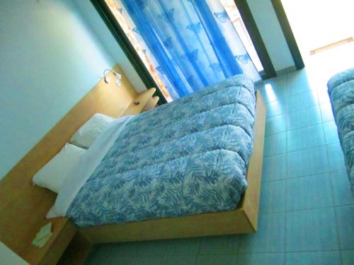 a small bed in a room with a window at Santa Xenia in Galaxidhion