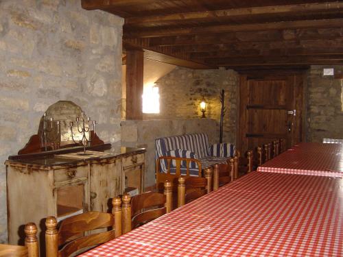 jadalnia ze stołem, krzesłami, stołem i szezlongiem w obiekcie Casa Rural Tomaso II w mieście Reperos