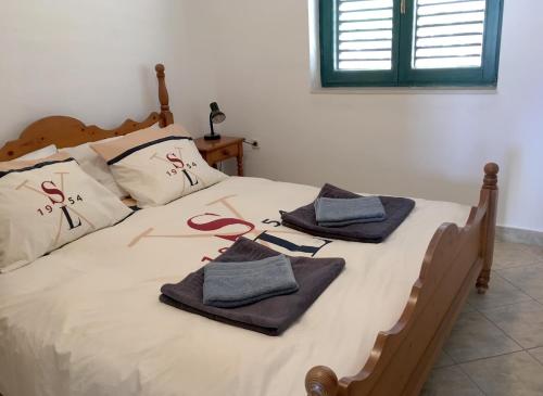 A bed or beds in a room at Apartment Stinica 31b