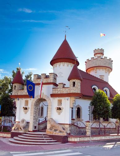 a castle building with stairs in front of it at Zamek Pod Brzozami, Wynajem Pokoi in Krynica Zdrój