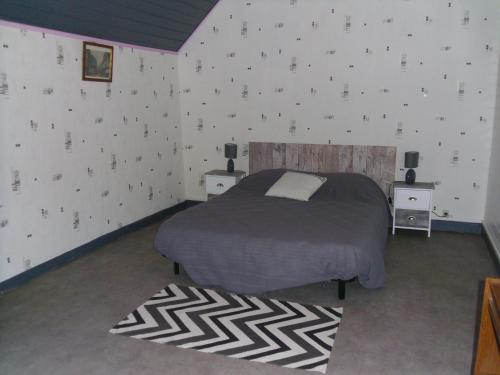 une chambre avec un lit et deux tables de nuit dans l'établissement maison yvonne, à Plouha