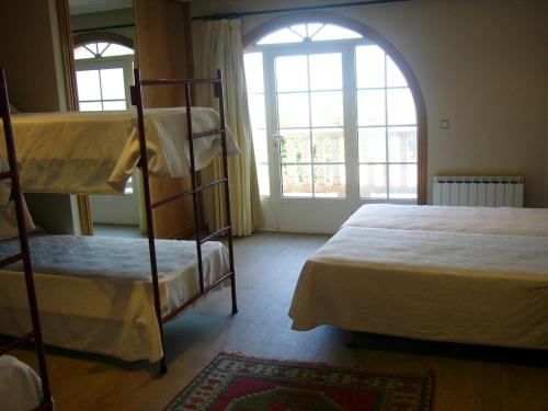 ビーゴにあるPLAYA Santa Baiaのベッドルーム1室(二段ベッド2台、窓付)が備わります。