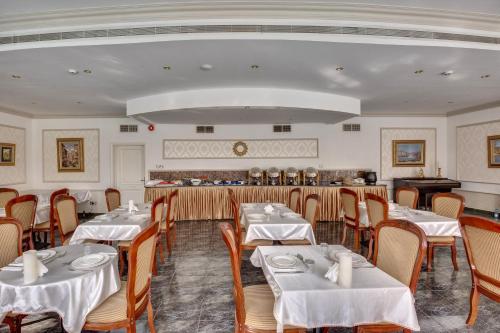 Un restaurante u otro lugar para comer en Al Khalidiah Resort