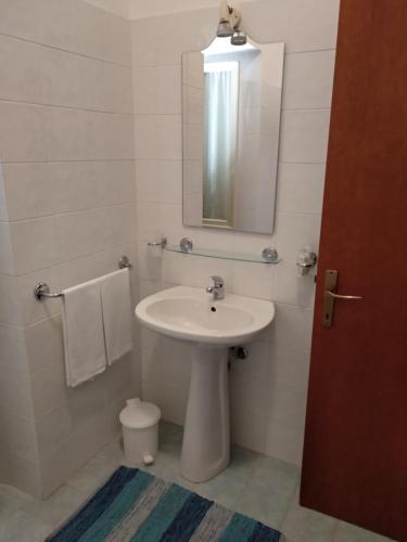 łazienka z umywalką, lustrem i toaletą w obiekcie Agriturismo San Fedele w mieście Perugia