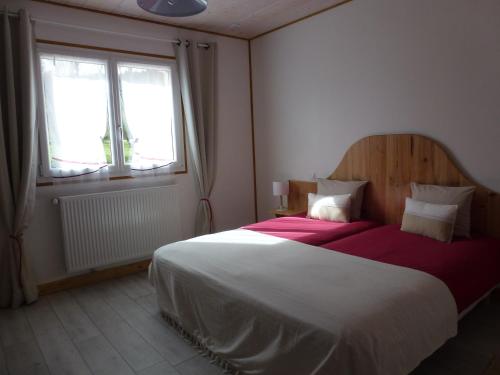 Una cama o camas en una habitación de Redspring Chambres d'Hôtes