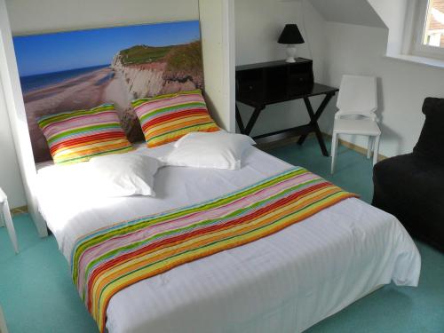 a bedroom with a bed with a painting on the wall at Hôtel Le Vivier WISSANT - Centre Village - Côte d'Opale - Baie de Wissant - 2CAPS in Wissant