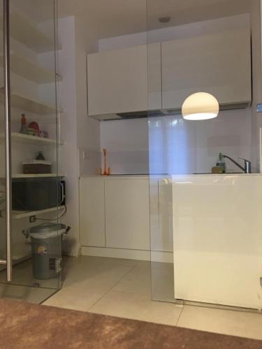 a kitchen with white cabinets and a sink at Appartamento Carbona Sconta in Venice