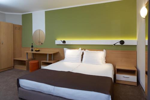 Tempat tidur dalam kamar di Hotel Aktinia - All Inclusive