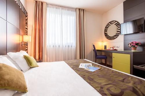 a hotel room with a large bed and a desk at First Hotel Malpensa in Case Nuove