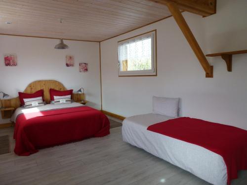 Una cama o camas en una habitación de Redspring Chambres d'Hôtes