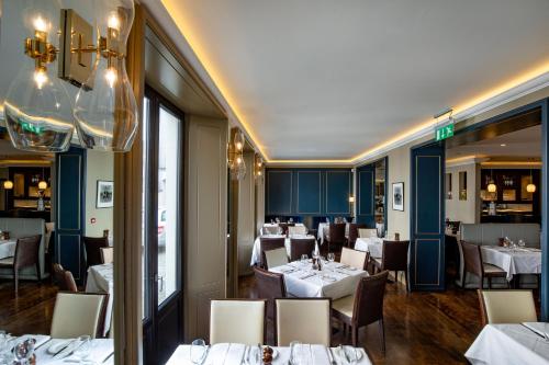 een eetkamer met witte tafels en stoelen bij Zuni Restaurant & Boutique Hotel in Kilkenny