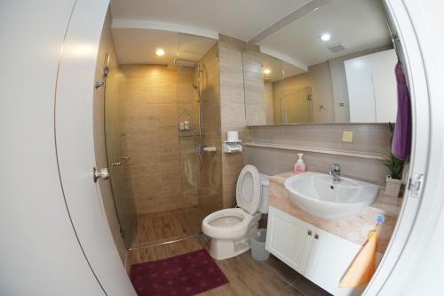邦賢的住宿－The Patio Bangsaen，浴室配有卫生间、盥洗盆和淋浴。