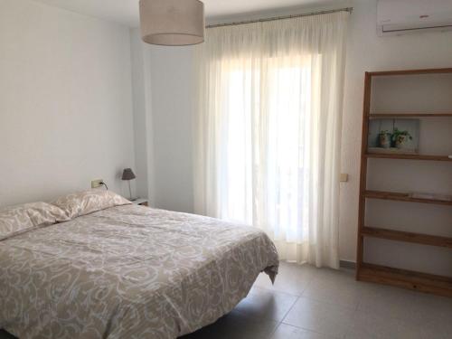 sypialnia z łóżkiem i dużym oknem w obiekcie Apartamento Elia Villa África w mieście Aguadulce