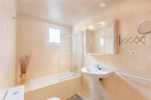 A bathroom at Can Rosito