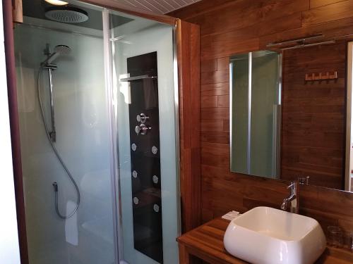 Bilik mandi di Hotel De La Mer