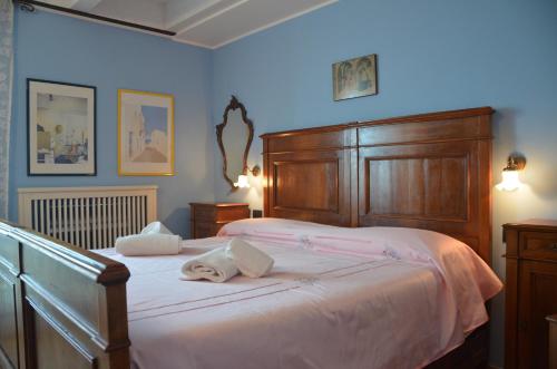 1 dormitorio con 1 cama con 2 toallas en Affittacamere Porticciolo, en Castelnuovo del Garda