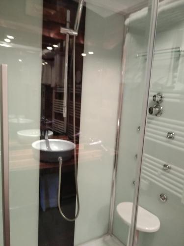 Bilik mandi di Hotel De La Mer