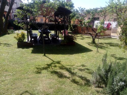 Κήπος έξω από το Bed & Breakfast Lucca Fora