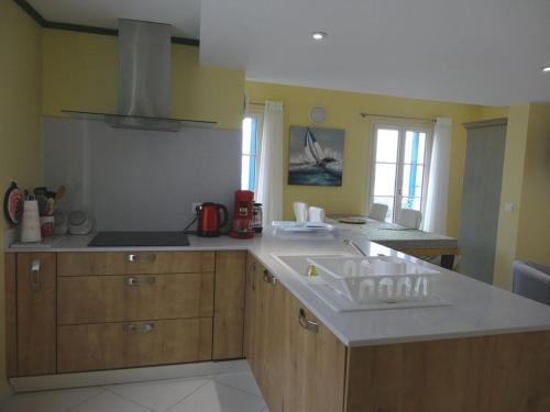 une cuisine avec un évier et un plan de travail dans l'établissement Appartement T2 50m² vue mer Presqu'il de Giens. RC, à Hyères
