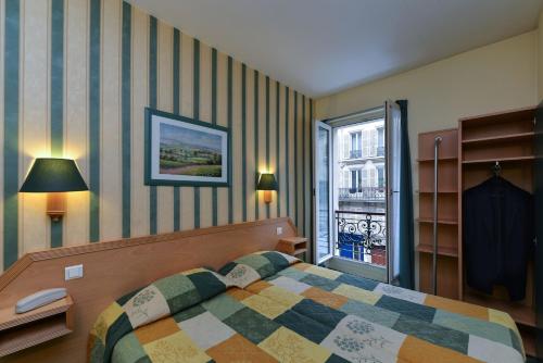 1 dormitorio con cama y ventana en Maison Du Pré, en París