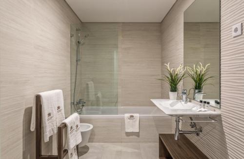 ein Badezimmer mit Badewanne, Waschbecken und Toilette in der Unterkunft 296 Heritage Apartments in Vila Nova de Gaia