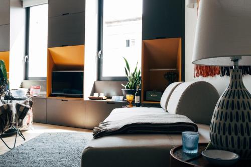 HOMEinTOWN Camões - Modern and Quiet Central Studio - AC & Fast WiFi Near Trindade Metro Station
