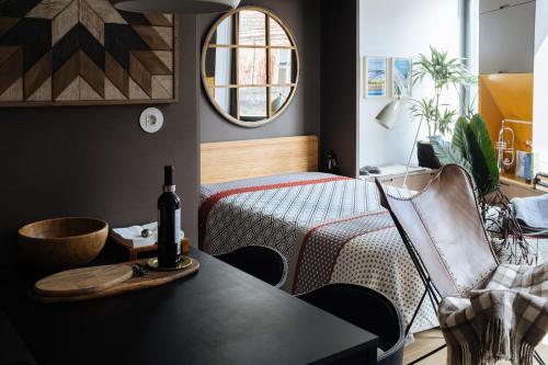 HOMEinTOWN Camões - Modern and Quiet Central Studio - AC & Fast WiFi Near Trindade Metro Station