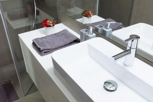 HOMEinTOWN Camões - Modern and Quiet Central Studio - AC & Fast WiFi Near Trindade Metro Station