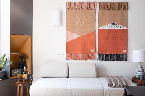 HOMEinTOWN Camões - Modern and Quiet Central Studio - AC & Fast WiFi Near Trindade Metro Station
