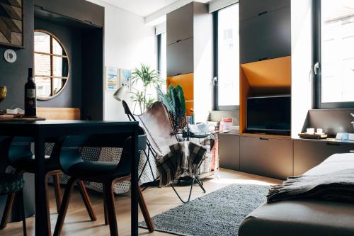 HOMEinTOWN Camões - Modern and Quiet Central Studio - AC & Fast WiFi Near Trindade Metro Station