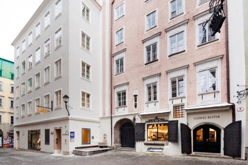a row of buildings on a city street at Hapimag Ferienwohnungen Salzburg in Salzburg