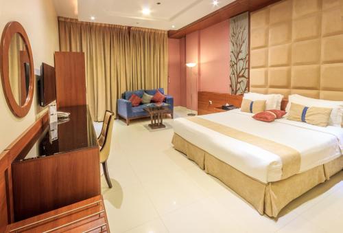 a hotel room with a bed and a television at Al Muhaidb Residence Al JAWAZAT 1 - Economic in Riyadh