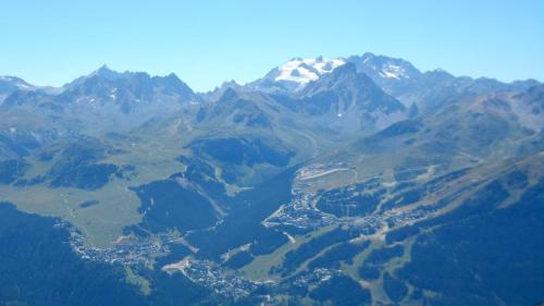 an aerial view of a mountain range with snow capped mountains at alpes studio in Feissons-sur-Salins