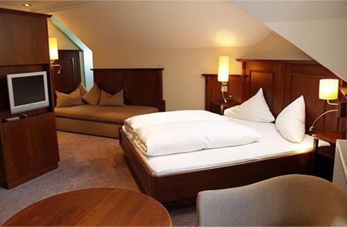 a hotel room with a bed and a tv at Hotel Garni Caroline in Ischgl