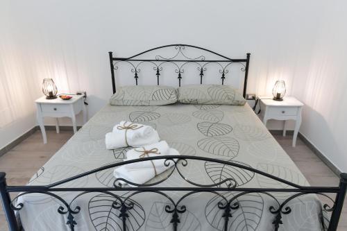 1 dormitorio con 1 cama grande y 2 mesitas de noche en Casale Dei Pini - Nature Room en Martina Franca