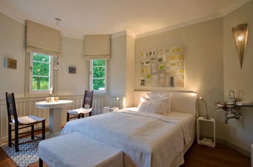 Giường trong phòng chung tại Am Eichholz Galerie & Art-Hotel