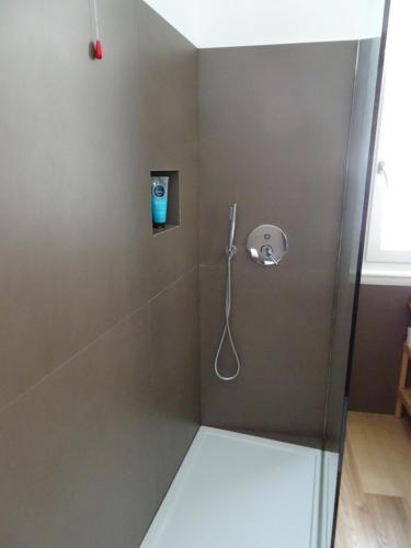 eine Dusche mit Glastür im Bad in der Unterkunft Blue Design Suite in Mailand