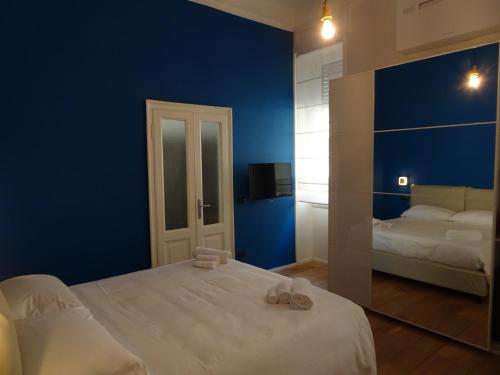 ein Schlafzimmer mit 2 Betten und einer blauen Wand in der Unterkunft Blue Design Suite in Mailand