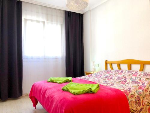 トレビエハにあるApartamento LaLoma 72のベッドルーム1室(赤毛布、窓付)