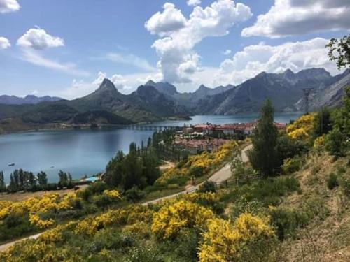 a view of a lake with mountains in the background at La Loma in Boñar