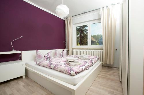 アーレンスホープにあるFerienwohnung Meerzeitの紫の壁のベッドルーム1室