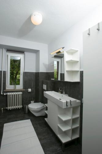 アーレンスホープにあるFerienwohnung Meerzeitのバスルーム(白い洗面台、トイレ付)