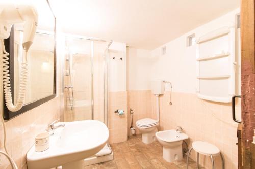 a bathroom with a sink and a toilet and a shower at Fattoria Il Bruco in Pila