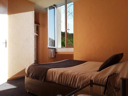 Tempat tidur dalam kamar di Hôtel Evian Express - Terminus