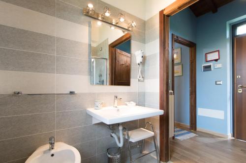 a bathroom with a sink and a mirror at Fattoria Il Bruco in Pila