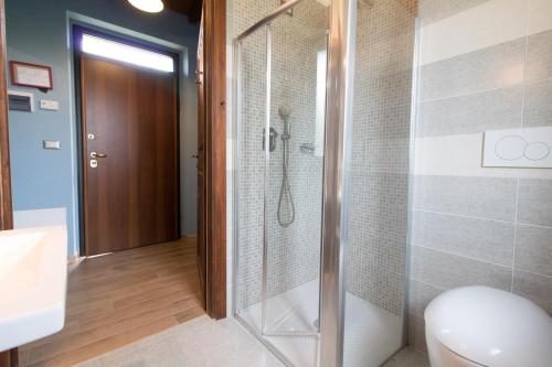 a bathroom with a glass shower with a toilet at Fattoria Il Bruco in Pila