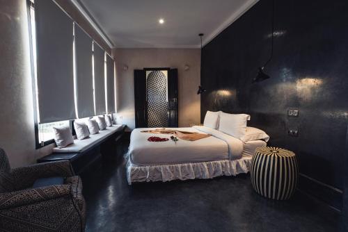 a bedroom with a bed with white sheets and pillows at Ambre Epices Medina Riad in Marrakech