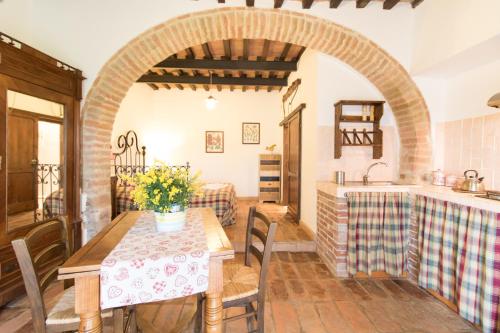 a kitchen and dining room with a table and a sink at Fattoria Il Bruco in Pila