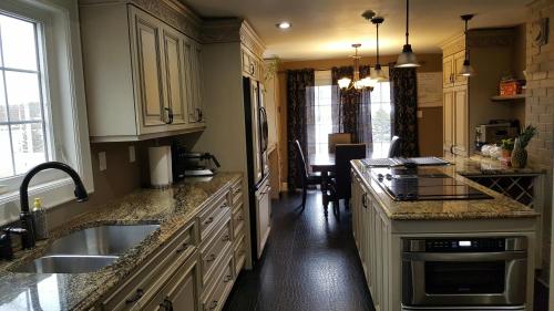 Una cocina o cocineta en The Lookout Inn