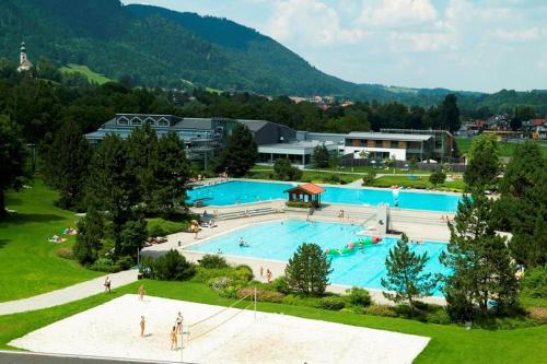 an overhead view of a large swimming pool in a resort at Ferienwohnungen Gästehaus Sonnenkreis in Ruhpolding